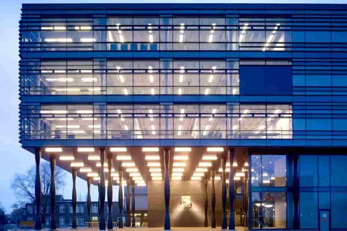 نمای کرتین وال ساختمان به همراه نورپردازی زیبا