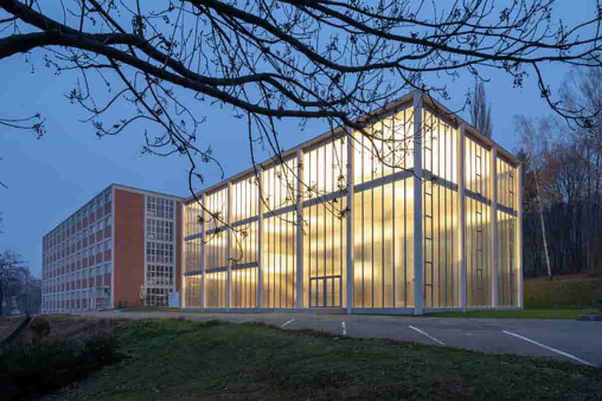 ساختمانی مستطیل شکل با نمای شیشه ای