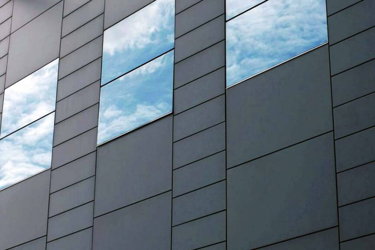 سرامیک خشک پرسلانی توسی شیشه ای که تصویر آسمان ابری را در خود منعکس کرده است